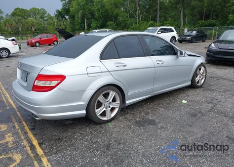 2010 Mercedes-Benz C 300 Luxury/Sport z USA, uszkodzony, nr VIN WDDGF5EB6AR101096